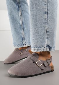 Born2be - Szare Sandały w Stylu Chodaków Ozdobione Klamrami Qyrraya. Okazja: na co dzień. Zapięcie: klamry. Kolor: szary. Materiał: jeans. Wzór: aplikacja. Sezon: lato. Styl: casual, elegancki #1