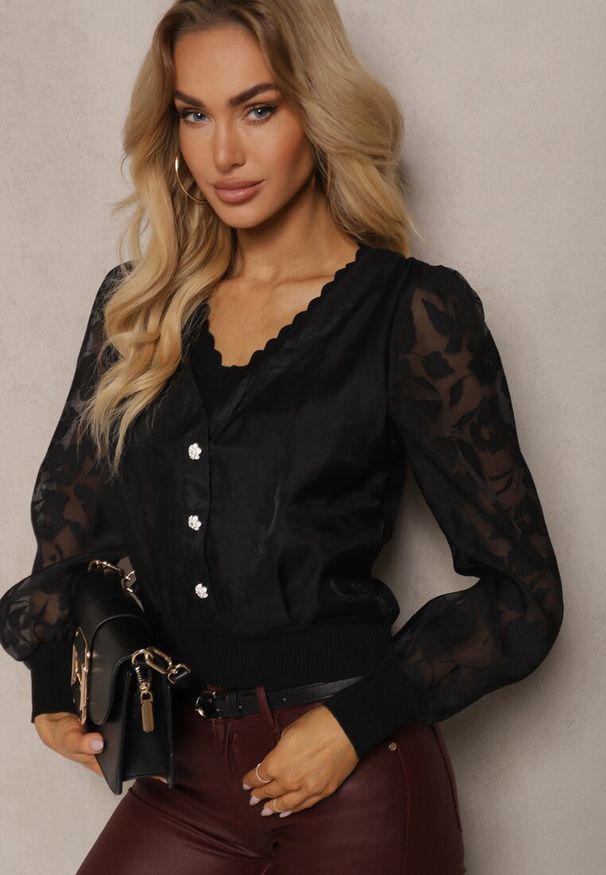 Renee - Czarna Bluzka z Ozdobnymi Przeźroczystymi Rękawami i Guzikami Fletchera. Okazja: na co dzień. Kolor: czarny. Styl: casual