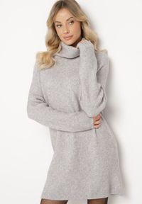 Born2be - Jasnoszara Dzianinowa Sukienka z Prążkowanego Materiału Liannae. Okazja: do pracy. Kolor: szary. Materiał: dzianina, materiał, prążkowany. Styl: elegancki