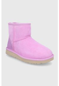 Ugg - UGG śniegowce zamszowe Classic Mini II kolor różowy. Nosek buta: okrągły. Kolor: różowy. Materiał: zamsz. Obcas: na obcasie. Wysokość obcasa: niski