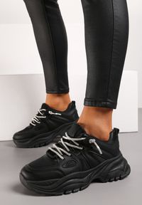 Renee - Czarne Sneakersy na Nieregularnej Grubej Podeszwie z Cyrkoniami Adirka. Okazja: na co dzień. Kolor: czarny. Materiał: jeans, bawełna #5