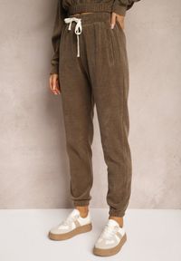 Renee - Brązowe Dresowe Spodnie z Bawełną High Waist Wykończone w Pasie Gumką Ekadela. Stan: podwyższony. Kolor: brązowy. Materiał: bawełna, dresówka #3