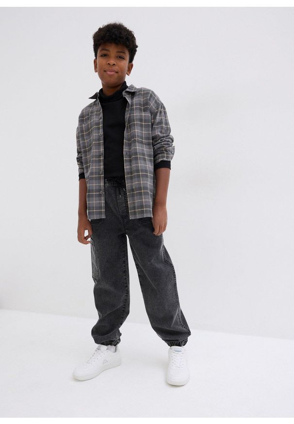 bonprix - Dżinsy bojówki o kroju loose fit z materiału z domieszką stretchu, z elastyczną gumką w pasie. Kolor: szary