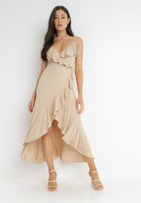 Born2be - Beżowa Kopertowa Sukienka na Ramiączkach Zdobiona Falbanami Adathe. Kolor: beżowy. Długość rękawa: na ramiączkach. Wzór: aplikacja, gładki, jednolity. Typ sukienki: kopertowe. Styl: elegancki. Długość: midi #1