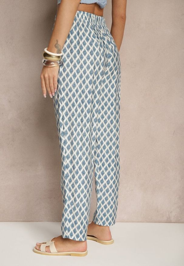 Renee - Niebieskie Spodnie o Szerokim Kroju High Waist w Romby Sarriza. Okazja: na co dzień. Stan: podwyższony. Kolor: niebieski. Wzór: aplikacja. Styl: casual