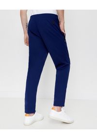 MONCLER - Granatowe spodnie. Kolor: niebieski. Materiał: bawełna. Wzór: gładki #3