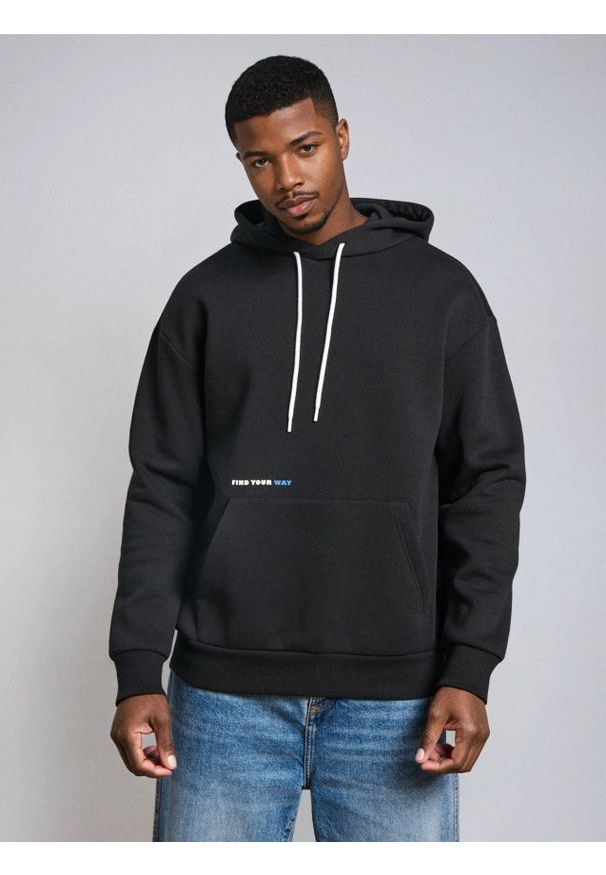 Sinsay - Bluza hoodie z napisem - czarny. Kolor: czarny. Wzór: napisy