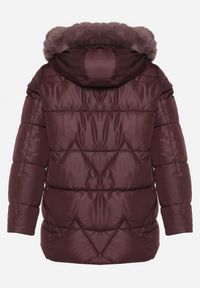 Born2be - Ciemnofioletowa Pikowana Kurtka z Kapturem z Futerkiem Tevea. Okazja: na spotkanie biznesowe, do pracy, na spacer. Typ kołnierza: kaptur. Kolekcja: plus size. Kolor: fioletowy. Materiał: futro. Styl: klasyczny, biznesowy, elegancki #7