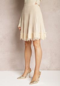 Renee - Jasnobeżowa Spódnica Mini Rozkloszowana z Gumką w Talii Saniurio. Kolor: beżowy. Długość: krótkie #4