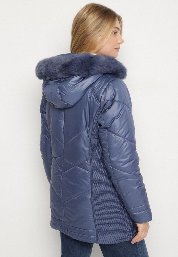Born2be - Niebieska Kurtka z Pikowanymi Przeszyciami i Kapturem z Futerkiem Vevea. Okazja: do pracy, na spacer, na co dzień, na spotkanie biznesowe. Kolekcja: plus size. Kolor: niebieski. Materiał: futro. Styl: casual, elegancki, biznesowy