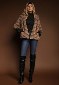 Renee - Beżowa Kurtka Futrzana o Kroju Oversize z Kapturem i Rękawami 3/4 Titene. Okazja: na co dzień. Typ kołnierza: kaptur. Kolor: beżowy. Materiał: futro. Sezon: zima. Styl: klasyczny, casual, elegancki #3