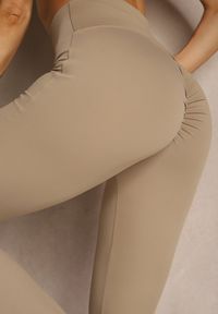 Renee - Beżowe Legginsy Dzwony High Waist Orruvana. Stan: podwyższony. Kolor: beżowy. Materiał: tkanina