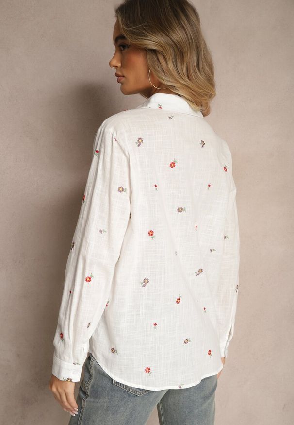 Renee - Biała Wiskozowa Koszula Ozdobiona Kwiatowym Haftem Vilreis. Okazja: na co dzień. Typ kołnierza: dekolt w serek. Kolor: biały. Materiał: wiskoza. Wzór: aplikacja, haft, kwiaty. Styl: casual, elegancki, klasyczny