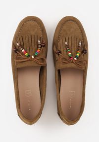 Born2be - Ciemnobeżowe Mokasyny VICES z Wkładką ze Skóry Naturalnej i Ozdobnymi Koralikami Neni. Okazja: na co dzień. Kolor: beżowy. Materiał: skóra. Styl: casual, klasyczny, elegancki #8