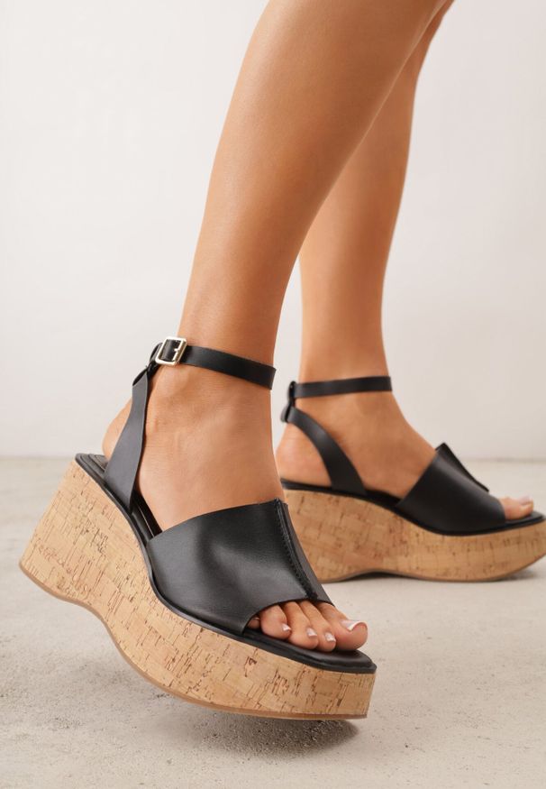 Born2be - Czarne Sandały VICES na Koturnie z Imitacji Korka z Paskiem wokół Kostki Kelania. Okazja: na co dzień. Zapięcie: pasek. Kolor: czarny. Obcas: na koturnie. Styl: casual, elegancki