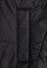 Born2be - Czarna Pikowana Kurtka z Kapturem i Lekkim Ociepleniem Ninirila. Okazja: na spacer. Typ kołnierza: kaptur. Kolor: czarny. Materiał: jeans. Długość: krótkie. Styl: elegancki, klasyczny #4
