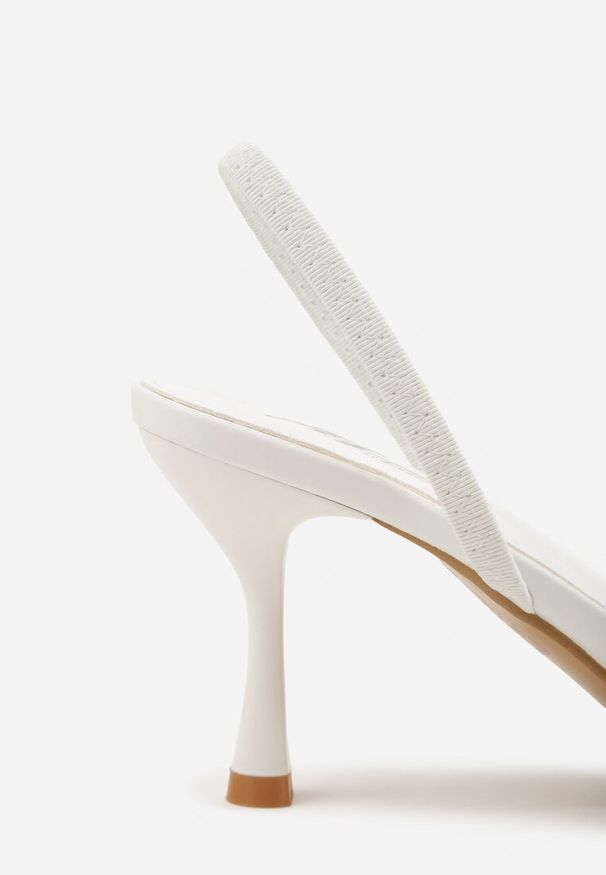 Renee - Białe Sandały na Szpilce Ozdobione Haftowanym Wzorem i Koralikami Sametis. Kolor: biały. Materiał: satyna. Wzór: aplikacja, haft. Obcas: na szpilce