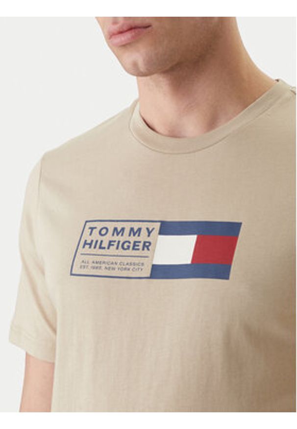 TOMMY HILFIGER - Tommy Hilfiger T-Shirt Brand Love Box MW0MW42366 Beżowy Regular Fit. Kolor: beżowy. Materiał: bawełna