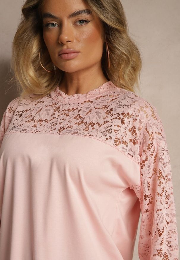 Renee - Jasnoróżowa Bluzka z Wiskozą z Koronką Eviriva. Okazja: na co dzień. Kolor: różowy. Materiał: koronka, wiskoza. Długość rękawa: długi rękaw. Długość: długie. Wzór: koronka. Styl: casual