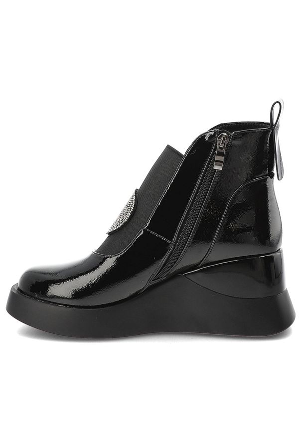 Czarne Botki S.Barski Wygodne Lakierowane Buty Damskie. Okazja: na co dzień. Zapięcie: zamek. Kolor: czarny. Materiał: lakier. Wzór: aplikacja. Obcas: na koturnie. Styl: casual, elegancki