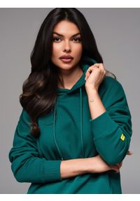 Ombre Clothing - Dresowa bluza unisex z kieszeniami i kapturem – ciemnozielona V17 OU-SNBC-0105 - XL/XXL. Okazja: na co dzień. Typ kołnierza: kaptur. Kolor: zielony. Materiał: dresówka. Wzór: aplikacja. Styl: casual