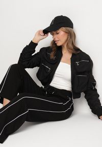 Born2be - Czarne Szerokie Spodnie Dresowe z Bawełną z Wysokim Stanem Ozdobione Paskami Sallica. Okazja: na co dzień. Stan: podwyższony. Kolor: czarny. Materiał: dresówka, bawełna. Wzór: aplikacja. Styl: sportowy, casual #7