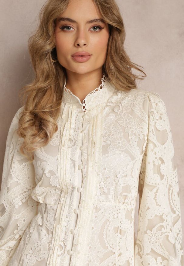 Renee - Jasnobeżowa Sukienka Zeeney. Typ kołnierza: kołnierzyk stójkowy. Kolor: beżowy. Materiał: koronka. Wzór: aplikacja, ażurowy. Styl: klasyczny. Długość: mini