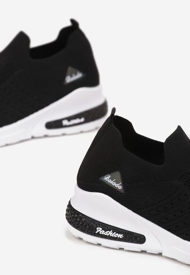 Renee - Czarne Buty Sportowe Amathane. Wysokość cholewki: przed kostkę. Zapięcie: bez zapięcia. Kolor: czarny. Materiał: materiał. Szerokość cholewki: normalna. Wzór: aplikacja. Obcas: na koturnie