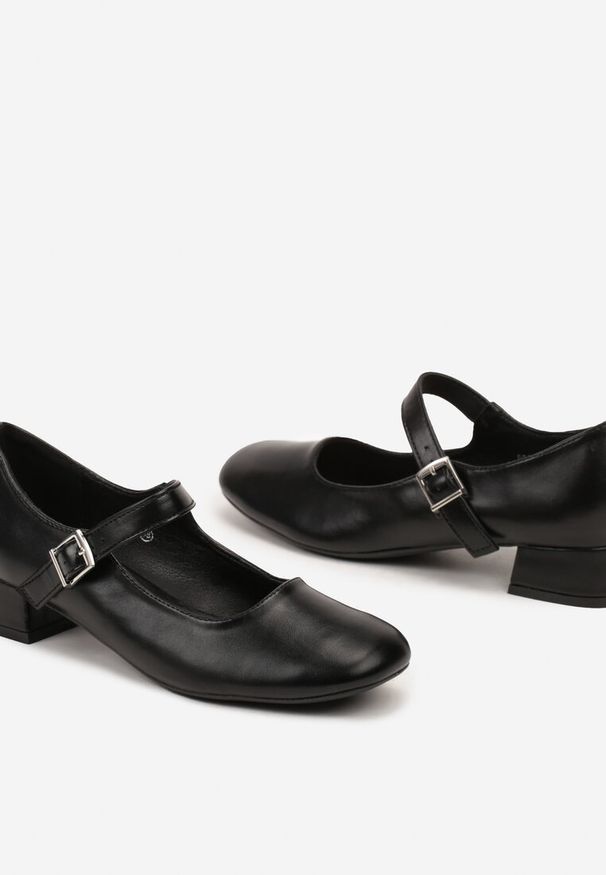 Renee - Czarne Klasyczne Czółenka Zdobione Paskiem i Sprzączką na Niskim Obcasie Vittia. Zapięcie: pasek. Kolor: czarny. Wzór: aplikacja. Obcas: na obcasie. Styl: klasyczny. Wysokość obcasa: niski