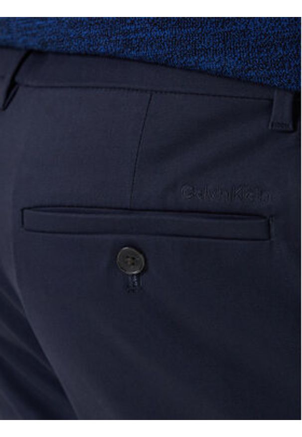 Calvin Klein Chinosy LV04LD613G Granatowy Slim Fit. Kolor: niebieski. Materiał: bawełna