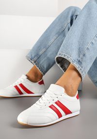 Renee - Biało-Czerwone Sneakersy Typu Tenisówki z Paseczkami Liantina. Okazja: na co dzień. Zapięcie: sznurówki. Kolor: biały. Materiał: jeans. Obcas: na obcasie. Wysokość obcasa: niski