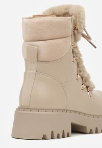 Renee - Ciemnobeżowe Trapery w Casualowym Stylu z Futerkowym Zdobieniem na Języku Taniapea. Okazja: na co dzień. Zapięcie: sznurówki. Kolor: beżowy. Materiał: jeans, puch. Szerokość cholewki: normalna. Wzór: aplikacja. Styl: klasyczny, casual, street #4