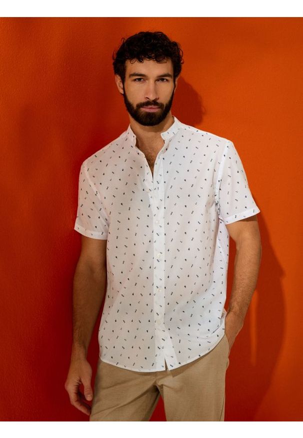 Sinsay - Koszula regular fit ze stójką - biały. Typ kołnierza: kołnierzyk stójkowy. Kolor: biały