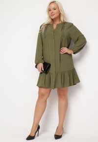 Born2be - Jasnozielona Koszulowa Sukienka Mini z Falbanką Brindel. Kolor: zielony. Typ sukienki: koszulowe. Długość: mini #7