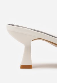 Born2be - Białe Klapki na Kaczuszce z Otwartym Noskiem Calenatia. Okazja: na co dzień. Nosek buta: otwarty. Kolor: biały. Sezon: lato. Obcas: na szpilce. Styl: casual, wizytowy #6