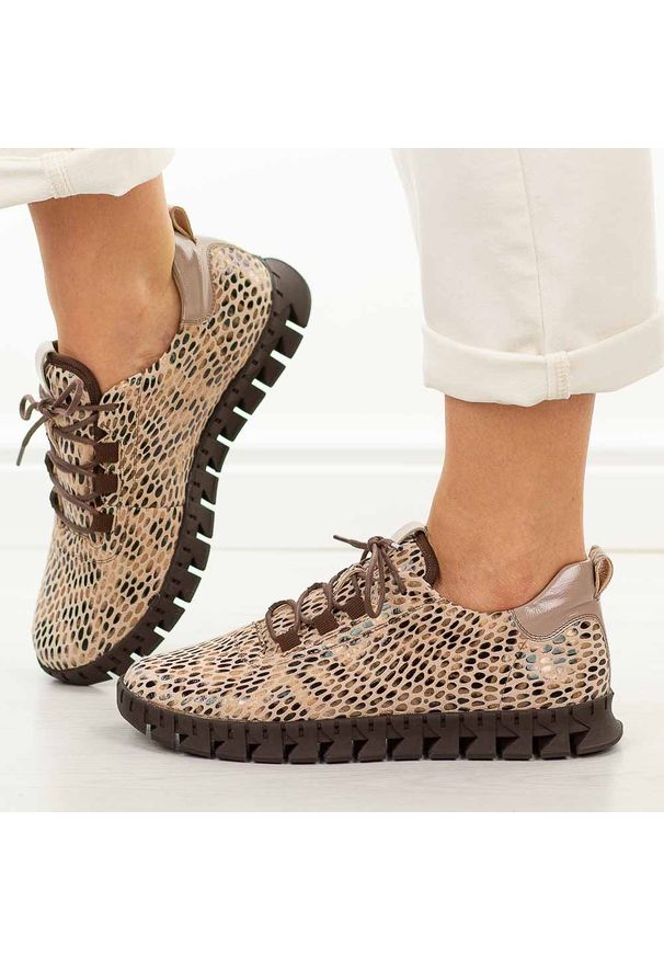 Złote skórzane Polskie półbuty damskie Aga 2372. Okazja: na co dzień, na spotkanie biznesowe. Nosek buta: okrągły. Zapięcie: sznurówki. Kolor: złoty. Materiał: skóra. Szerokość cholewki: normalna. Sezon: wiosna, jesień. Styl: casual, biznesowy, elegancki