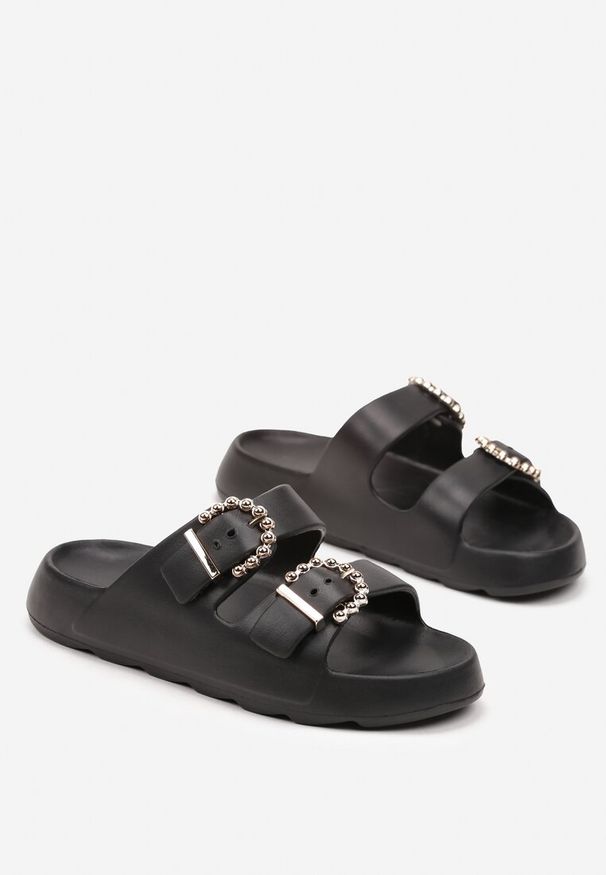 Born2be - Czarne Płaskie Klapki z Regulowanymi Paskami i Klamrami Missami. Kolor: czarny. Wzór: paski. Styl: elegancki
