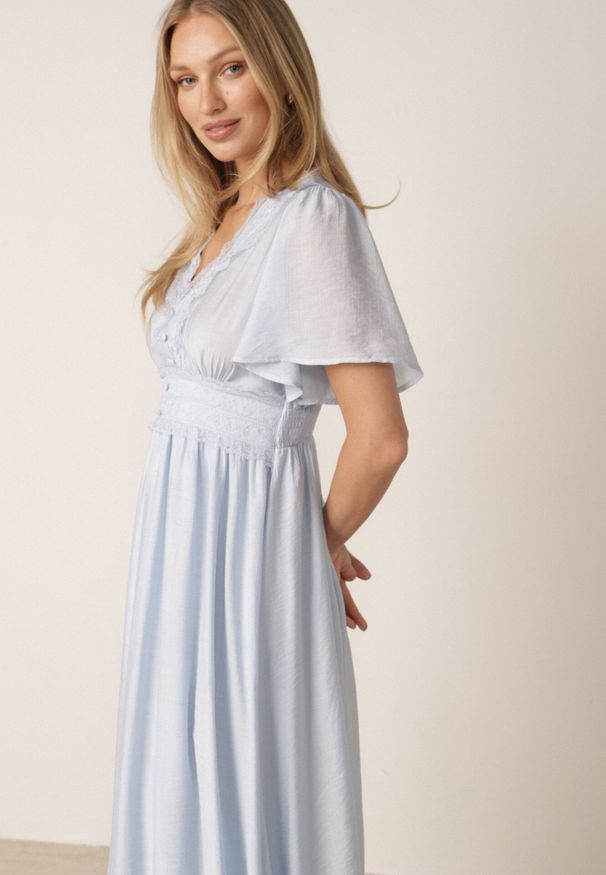 Born2be - Jasnoniebieska Sukienka z Wiskozy Letnia Rozkloszowana z Podkreśleniem Talii i Koronkowymi Detalami Cillissa. Okazja: na spacer, na co dzień. Kolor: niebieski. Materiał: wiskoza, koronka. Wzór: koronka. Sezon: lato. Typ sukienki: proste, rozkloszowane. Styl: elegancki, casual. Długość: maxi