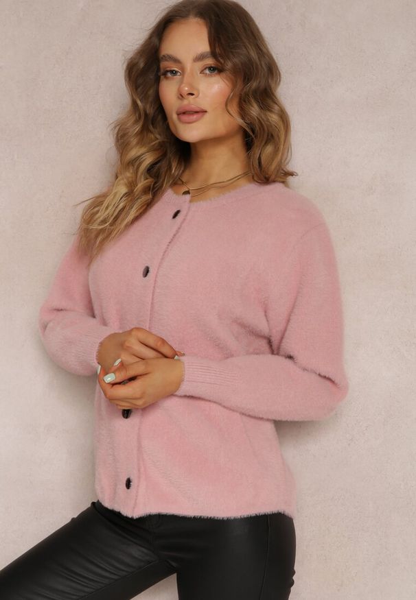 Renee - Różowy Kardigan Wełniany Zapinany Ierules. Kolor: różowy. Materiał: wełna. Długość rękawa: długi rękaw. Długość: długie. Styl: klasyczny
