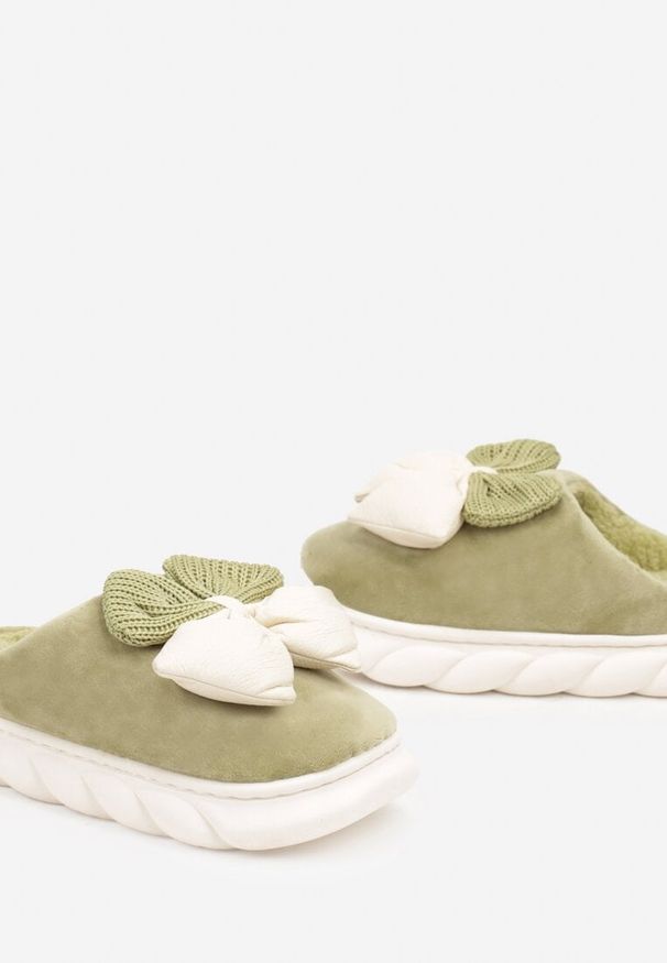 Born2be - Zielone Płaskie Kapcie z Futerkiem Ozdobione Kokardą Dezitha. Okazja: do domu. Kolor: zielony. Materiał: futro. Wzór: aplikacja