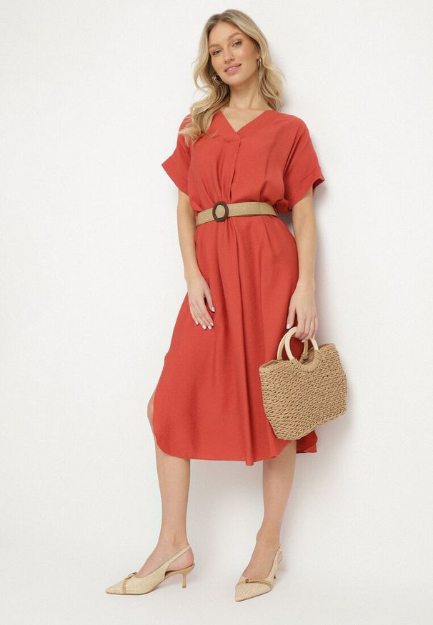 Born2be - Czerwona Wiskozowa Sukienka Pudełkowa z Paskiem i Rozcięciami po Bokach Sonanira. Okazja: na co dzień. Typ kołnierza: dekolt w serek. Kolor: beżowy. Materiał: wiskoza. Styl: casual, elegancki