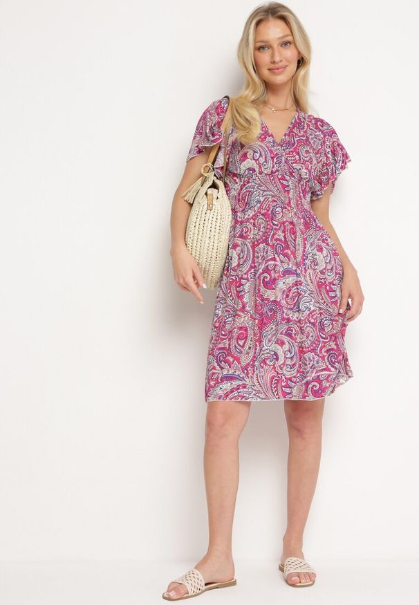 Born2be - Fuksjowa Wiskozowa Sukienka Rozkloszowana z Kopertowym Dekoltem i Gumką w Pasie Fasemia. Okazja: na randkę, na co dzień. Typ kołnierza: dekolt w serek. Kolor: różowy. Materiał: wiskoza. Wzór: paisley. Sezon: lato. Typ sukienki: kopertowe. Styl: casual