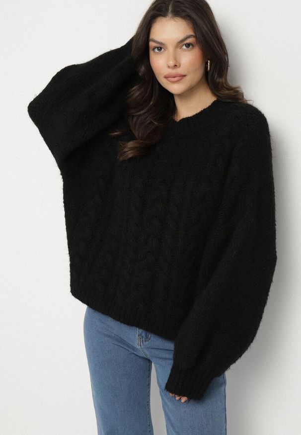 Born2be - Czarny Sweter z Wełną Zdobiony Warkoczowym Splotem Lakkaria. Okazja: na co dzień. Kolor: czarny. Materiał: wełna. Długość rękawa: długi rękaw. Długość: długie. Wzór: aplikacja, ze splotem. Styl: casual, elegancki