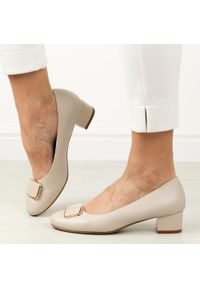 Czółenka wt damskie na obcasie M.Daszyński Sa210-8. Nosek buta: okrągły. Kolor: szary. Materiał: skóra. Szerokość cholewki: normalna. Sezon: wiosna, jesień, lato. Obcas: na obcasie. Styl: elegancki, klasyczny. Wysokość obcasa: średni #1