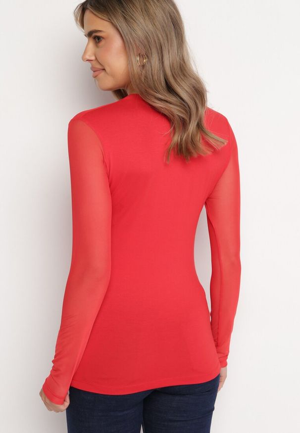 Born2be - Czerwona Wiskozowa Bluzka z Asymetrycznym Dekoltem i Siateczką Layera. Kolor: czerwony. Materiał: wiskoza