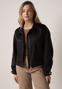 Born2be - Czarna Kurtka Typu Bomberka Ozdobiona Kołnierzykiem Tellavan. Okazja: na co dzień. Kolor: czarny. Materiał: poliester, jeans. Wzór: aplikacja. Styl: casual #8