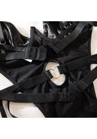 Intica - Body z pasem i wycięciami na wieczorne wyjścia Avellina. Kolor: różowy. Materiał: materiał #4