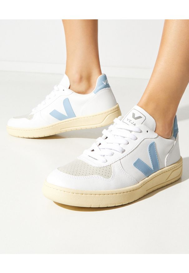 Veja - VEJA - Białe sneakersy z logo V-10 Butter Sole. Zapięcie: sznurówki. Kolor: biały. Materiał: materiał