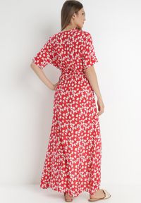 Born2be - Czerwona Sukienka Achanie. Typ kołnierza: dekolt w serek. Kolor: czerwony. Materiał: wiskoza, materiał. Długość rękawa: krótki rękaw. Typ sukienki: asymetryczne, kopertowe. Długość: maxi #6