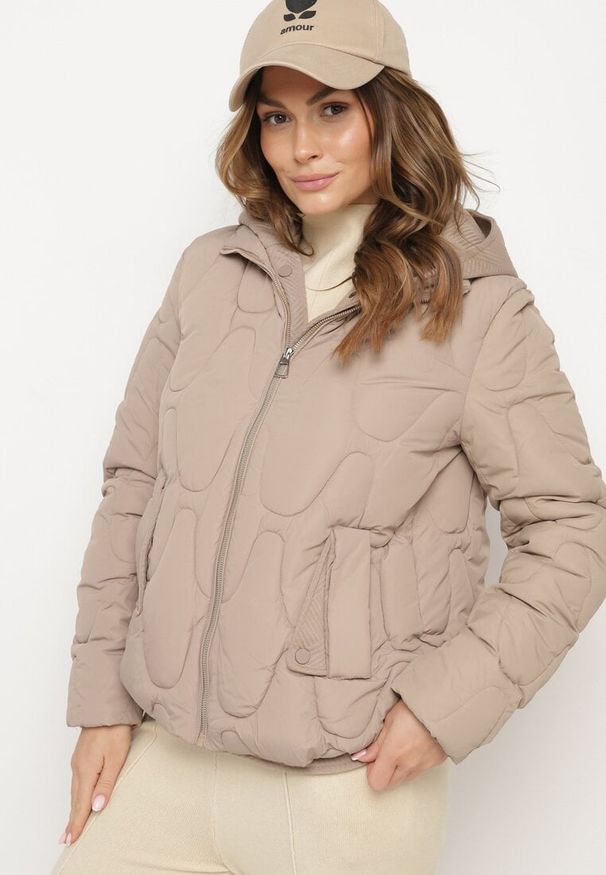 Born2be - Ciemnobeżowa Pikowana Kurtka z Materiałowym Kapturem i Kieszeniami Ravalynne. Okazja: na spacer, na co dzień. Kolor: beżowy. Materiał: materiał. Styl: klasyczny, casual, elegancki, sportowy